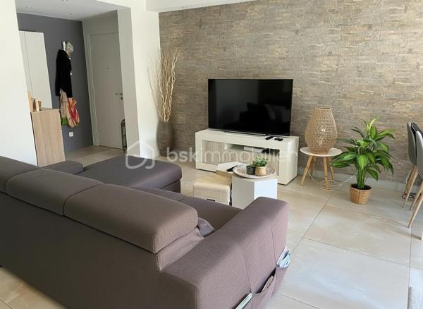 Quartier résidentiel prisé de Sainte-Marguerite, au calme absolu d'une résidence arborée, venez découvrir cet appartement traversant au 3ème étage avec ascenseur.

Cet appartement de 2 pièces ne nécessite aucun travaux. Lumineux et traversant, il bénéficie d'une vue dégagée sur la verdure et d'une belle exposition Est/Ouest

Le séjour en cuisine ouverte aménagée et équipée offre un espace de vie convivial et fonctionnel, donnant directement accès à la terrasse ensoleillée, véritable prolongement de l'appartement idéal pour profiter du doux climat azuréen.

La chambre, lumineuse  est au calme. La salle de douche avec cabine à l'italienne, meuble vasque est équipée d'un miroir rétroéclairé. WC séparés.

Les prestations

- Appartement traversant, calme et lumineux
- Terrasse avec vue sur la verdure
- Cuisine ouverte moderne équipée
- Cabine de douche, WC séparés
- Climatisation
- Ascenseur
- Parking intérieur inclus avec accès direct au logement
- Cave privative

La station de Tramway "Digue des Français" se situe à 14 minutes à pied. Les bus à 2 minutes à pied 12, 17, 32 et 51 desservent directement l'avenue, pour rejoindre le centre-ville, la Promenade des Anglais et l'aéroport sans voiture.

En voiture, la voie rapide (voie Pierre Mathis ) et l'A8 sont accessibles en moins de 5 minutes, idéal pour rayonner sur toute la Côte d'Azur.

Quartier résidentiel et familial, commerces et services à proximité immédiate.

Ce bien est rare : traversant avec parking intérieur et cave dans un quartier calme et bien desservi. À visiter sans tarder.