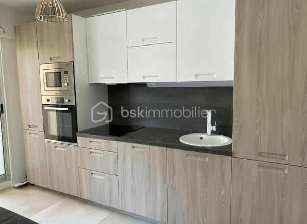 Quartier résidentiel prisé de Sainte-Marguerite, au calme absolu d'une résidence arborée, venez découvrir cet appartement traversant au 3ème étage avec ascenseur.

Cet appartement de 2 pièces ne nécessite aucun travaux. Lumineux et traversant, il bénéficie d'une vue dégagée sur la verdure et d'une belle exposition Est/Ouest

Le séjour en cuisine ouverte aménagée et équipée offre un espace de vie convivial et fonctionnel, donnant directement accès à la terrasse ensoleillée, véritable prolongement de l'appartement idéal pour profiter du doux climat azuréen.

La chambre, lumineuse  est au calme. La salle de douche avec cabine à l'italienne, meuble vasque est équipée d'un miroir rétroéclairé. WC séparés.

Les prestations

- Appartement traversant, calme et lumineux
- Terrasse avec vue sur la verdure
- Cuisine ouverte moderne équipée
- Cabine de douche, WC séparés
- Climatisation
- Ascenseur
- Parking intérieur inclus avec accès direct au logement
- Cave privative

La station de Tramway "Digue des Français" se situe à 14 minutes à pied. Les bus à 2 minutes à pied 12, 17, 32 et 51 desservent directement l'avenue, pour rejoindre le centre-ville, la Promenade des Anglais et l'aéroport sans voiture.

En voiture, la voie rapide (voie Pierre Mathis ) et l'A8 sont accessibles en moins de 5 minutes, idéal pour rayonner sur toute la Côte d'Azur.

Quartier résidentiel et familial, commerces et services à proximité immédiate.

Ce bien est rare : traversant avec parking intérieur et cave dans un quartier calme et bien desservi. À visiter sans tarder.