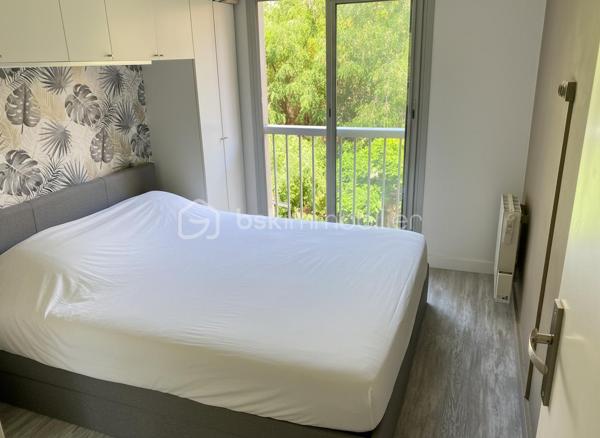 Quartier résidentiel prisé de Sainte-Marguerite, au calme absolu d'une résidence arborée, venez découvrir cet appartement traversant au 3ème étage avec ascenseur.

Cet appartement de 2 pièces ne nécessite aucun travaux. Lumineux et traversant, il bénéficie d'une vue dégagée sur la verdure et d'une belle exposition Est/Ouest

Le séjour en cuisine ouverte aménagée et équipée offre un espace de vie convivial et fonctionnel, donnant directement accès à la terrasse ensoleillée, véritable prolongement de l'appartement idéal pour profiter du doux climat azuréen.

La chambre, lumineuse  est au calme. La salle de douche avec cabine à l'italienne, meuble vasque est équipée d'un miroir rétroéclairé. WC séparés.

Les prestations

- Appartement traversant, calme et lumineux
- Terrasse avec vue sur la verdure
- Cuisine ouverte moderne équipée
- Cabine de douche, WC séparés
- Climatisation
- Ascenseur
- Parking intérieur inclus avec accès direct au logement
- Cave privative

La station de Tramway "Digue des Français" se situe à 14 minutes à pied. Les bus à 2 minutes à pied 12, 17, 32 et 51 desservent directement l'avenue, pour rejoindre le centre-ville, la Promenade des Anglais et l'aéroport sans voiture.

En voiture, la voie rapide (voie Pierre Mathis ) et l'A8 sont accessibles en moins de 5 minutes, idéal pour rayonner sur toute la Côte d'Azur.

Quartier résidentiel et familial, commerces et services à proximité immédiate.

Ce bien est rare : traversant avec parking intérieur et cave dans un quartier calme et bien desservi. À visiter sans tarder.