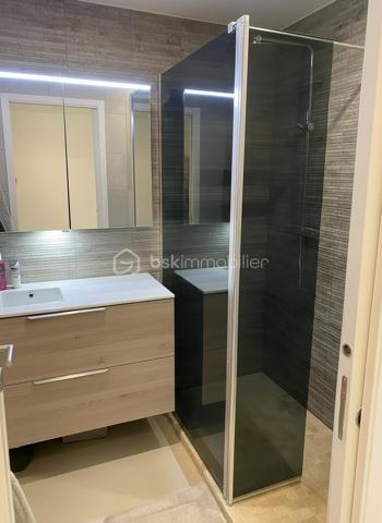 Quartier résidentiel prisé de Sainte-Marguerite, au calme absolu d'une résidence arborée, venez découvrir cet appartement traversant au 3ème étage avec ascenseur.

Cet appartement de 2 pièces ne nécessite aucun travaux. Lumineux et traversant, il bénéficie d'une vue dégagée sur la verdure et d'une belle exposition Est/Ouest

Le séjour en cuisine ouverte aménagée et équipée offre un espace de vie convivial et fonctionnel, donnant directement accès à la terrasse ensoleillée, véritable prolongement de l'appartement idéal pour profiter du doux climat azuréen.

La chambre, lumineuse  est au calme. La salle de douche avec cabine à l'italienne, meuble vasque est équipée d'un miroir rétroéclairé. WC séparés.

Les prestations

- Appartement traversant, calme et lumineux
- Terrasse avec vue sur la verdure
- Cuisine ouverte moderne équipée
- Cabine de douche, WC séparés
- Climatisation
- Ascenseur
- Parking intérieur inclus avec accès direct au logement
- Cave privative

La station de Tramway "Digue des Français" se situe à 14 minutes à pied. Les bus à 2 minutes à pied 12, 17, 32 et 51 desservent directement l'avenue, pour rejoindre le centre-ville, la Promenade des Anglais et l'aéroport sans voiture.

En voiture, la voie rapide (voie Pierre Mathis ) et l'A8 sont accessibles en moins de 5 minutes, idéal pour rayonner sur toute la Côte d'Azur.

Quartier résidentiel et familial, commerces et services à proximité immédiate.

Ce bien est rare : traversant avec parking intérieur et cave dans un quartier calme et bien desservi. À visiter sans tarder.
