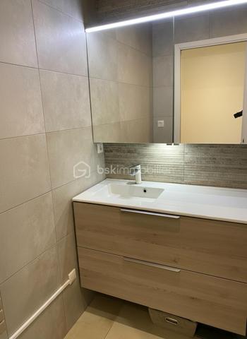 Quartier résidentiel prisé de Sainte-Marguerite, au calme absolu d'une résidence arborée, venez découvrir cet appartement traversant au 3ème étage avec ascenseur.

Cet appartement de 2 pièces ne nécessite aucun travaux. Lumineux et traversant, il bénéficie d'une vue dégagée sur la verdure et d'une belle exposition Est/Ouest

Le séjour en cuisine ouverte aménagée et équipée offre un espace de vie convivial et fonctionnel, donnant directement accès à la terrasse ensoleillée, véritable prolongement de l'appartement idéal pour profiter du doux climat azuréen.

La chambre, lumineuse  est au calme. La salle de douche avec cabine à l'italienne, meuble vasque est équipée d'un miroir rétroéclairé. WC séparés.

Les prestations

- Appartement traversant, calme et lumineux
- Terrasse avec vue sur la verdure
- Cuisine ouverte moderne équipée
- Cabine de douche, WC séparés
- Climatisation
- Ascenseur
- Parking intérieur inclus avec accès direct au logement
- Cave privative

La station de Tramway "Digue des Français" se situe à 14 minutes à pied. Les bus à 2 minutes à pied 12, 17, 32 et 51 desservent directement l'avenue, pour rejoindre le centre-ville, la Promenade des Anglais et l'aéroport sans voiture.

En voiture, la voie rapide (voie Pierre Mathis ) et l'A8 sont accessibles en moins de 5 minutes, idéal pour rayonner sur toute la Côte d'Azur.

Quartier résidentiel et familial, commerces et services à proximité immédiate.

Ce bien est rare : traversant avec parking intérieur et cave dans un quartier calme et bien desservi. À visiter sans tarder.