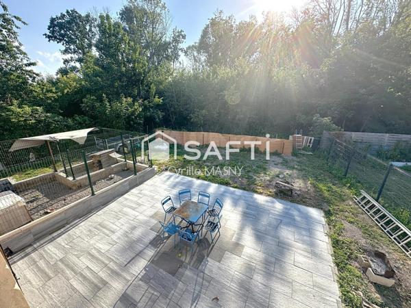 Maison individuelle avec terasse et jardin