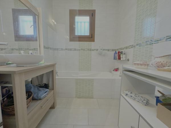 Maison de plain pied avec piscine. Penne-d'Agenais (47140)