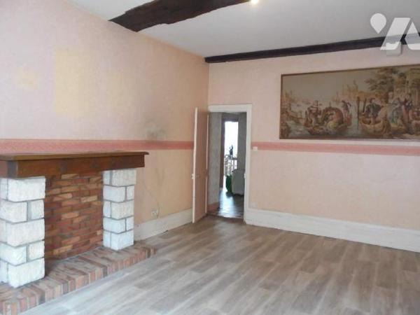 Beaugency, Local commercial avec habitation, Loiret (45)

Rue du Pont, idéalement placée près d...