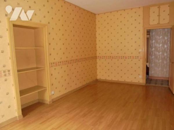 Beaugency, Local commercial avec habitation, Loiret (45)

Rue du Pont, idéalement placée près d...