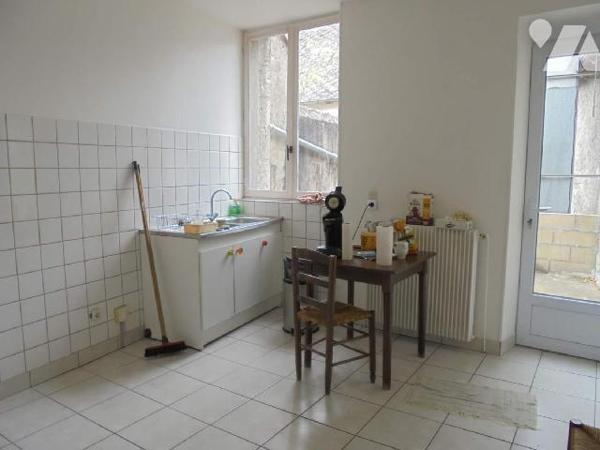 Beaugency, Local commercial avec habitation, Loiret (45)

Rue du Pont, idéalement placée près d...