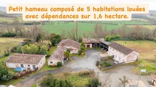 Hameau composé de 5 habitations avec garage et dépendance sur 16000m² de terrain.