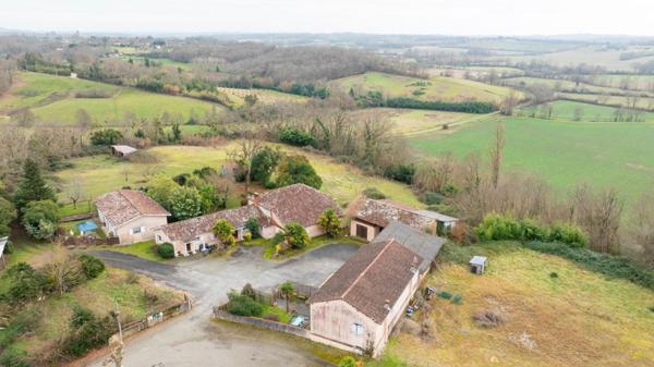 Hameau composé de 5 habitations avec garage et dépendance sur 16000m² de terrain.