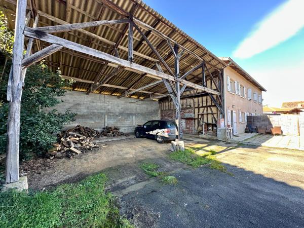 Hameau composé de 5 habitations avec garage et dépendance sur 16000m² de terrain.