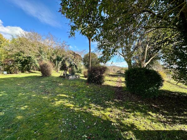 Hameau composé de 5 habitations avec garage et dépendance sur 16000m² de terrain.