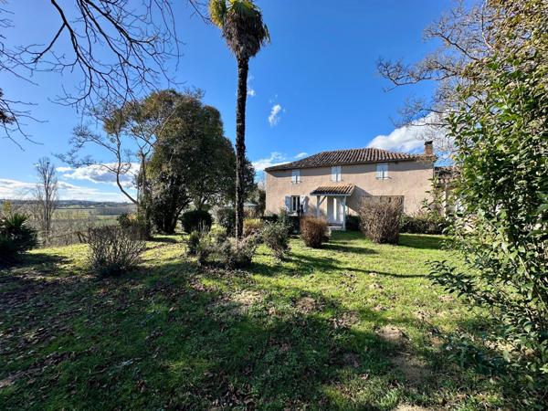 Hameau composé de 5 habitations avec garage et dépendance sur 16000m² de terrain.