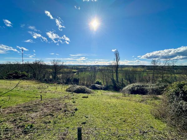 Hameau composé de 5 habitations avec garage et dépendance sur 16000m² de terrain.