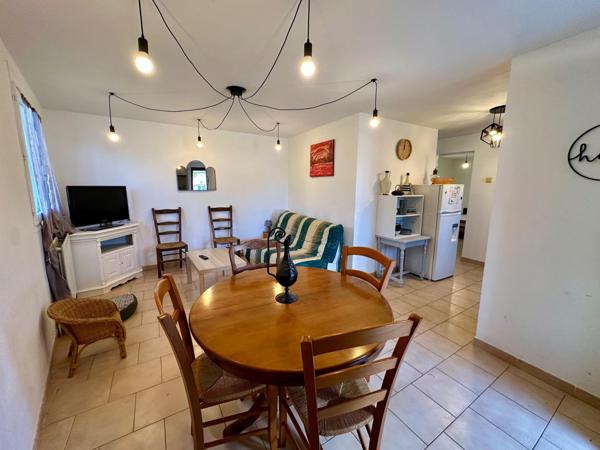 Hameau composé de 5 habitations avec garage et dépendance sur 16000m² de terrain.