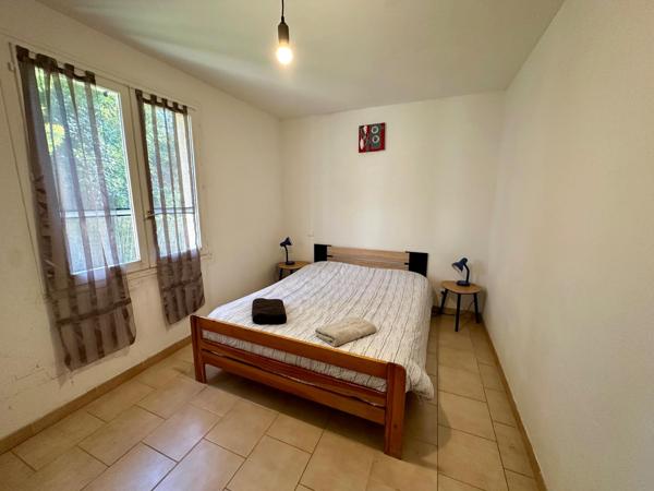 Hameau composé de 5 habitations avec garage et dépendance sur 16000m² de terrain.