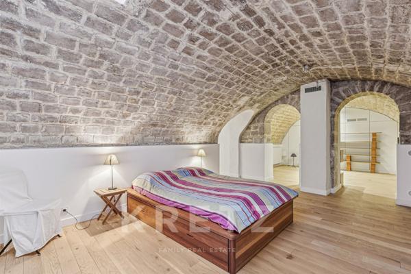 Maison entièrement rénovée avec volumes et espaces atypiques