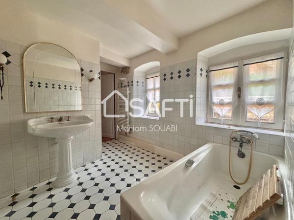 Grande demeure du 18 éme siècle, d’environ 220m2 à 2 pas du lac