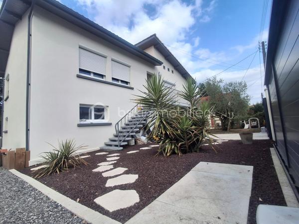 Venez découvrir cette maison entièrement rénovée à neuf sur le quartier Saint-Médard, offrant 135 m² de prestations modernes sur une parcelle de 539 m². Aucun travaux à prévoir : le bien se distingue par la qualité de sa rénovation, son agencement optimisé et son cadre de vie privilégié.

Le rez-de-chaussée propose deux chambres lumineuses, un espace bureau idéal pour le télétravail, ainsi qu’une salle d’eau et un WC. Un niveau pensé pour le confort et la fonctionnalité.

À l’étage, vous profitez d’une pièce de vie spacieuse, climatisée et baignée de lumière, ouverte sur une cuisine moderne.
Ce niveau accueille également une suite parentale élégante, comprenant salle d’eau privative, dressing, et un WC indépendant.

Les extérieurs ont été conçus pour offrir un véritable espace de détente :
- Terrasse d’environ 50 m²
- Cuisine d’été équipée + plancha
- Grande piscine hors sol
- Portillon donnant accès à un chemin pédestre le long d’un cours d’eau

Un garage d’environ 40 m² complète l’ensemble, offrant un vaste volume de stockage ou la possibilité d’un atelier ou également de créer une quatrième chambre.

Une maison clé en main, idéale pour ceux qui recherchent sérénité et prestations haut de gamme.