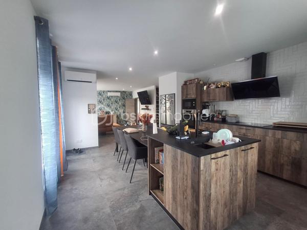 Venez découvrir cette maison entièrement rénovée à neuf sur le quartier Saint-Médard, offrant 135 m² de prestations modernes sur une parcelle de 539 m². Aucun travaux à prévoir : le bien se distingue par la qualité de sa rénovation, son agencement optimisé et son cadre de vie privilégié.

Le rez-de-chaussée propose deux chambres lumineuses, un espace bureau idéal pour le télétravail, ainsi qu’une salle d’eau et un WC. Un niveau pensé pour le confort et la fonctionnalité.

À l’étage, vous profitez d’une pièce de vie spacieuse, climatisée et baignée de lumière, ouverte sur une cuisine moderne.
Ce niveau accueille également une suite parentale élégante, comprenant salle d’eau privative, dressing, et un WC indépendant.

Les extérieurs ont été conçus pour offrir un véritable espace de détente :
- Terrasse d’environ 50 m²
- Cuisine d’été équipée + plancha
- Grande piscine hors sol
- Portillon donnant accès à un chemin pédestre le long d’un cours d’eau

Un garage d’environ 40 m² complète l’ensemble, offrant un vaste volume de stockage ou la possibilité d’un atelier ou également de créer une quatrième chambre.

Une maison clé en main, idéale pour ceux qui recherchent sérénité et prestations haut de gamme.