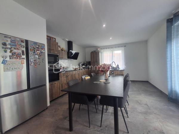 Venez découvrir cette maison entièrement rénovée à neuf sur le quartier Saint-Médard, offrant 135 m² de prestations modernes sur une parcelle de 539 m². Aucun travaux à prévoir : le bien se distingue par la qualité de sa rénovation, son agencement optimisé et son cadre de vie privilégié.

Le rez-de-chaussée propose deux chambres lumineuses, un espace bureau idéal pour le télétravail, ainsi qu’une salle d’eau et un WC. Un niveau pensé pour le confort et la fonctionnalité.

À l’étage, vous profitez d’une pièce de vie spacieuse, climatisée et baignée de lumière, ouverte sur une cuisine moderne.
Ce niveau accueille également une suite parentale élégante, comprenant salle d’eau privative, dressing, et un WC indépendant.

Les extérieurs ont été conçus pour offrir un véritable espace de détente :
- Terrasse d’environ 50 m²
- Cuisine d’été équipée + plancha
- Grande piscine hors sol
- Portillon donnant accès à un chemin pédestre le long d’un cours d’eau

Un garage d’environ 40 m² complète l’ensemble, offrant un vaste volume de stockage ou la possibilité d’un atelier ou également de créer une quatrième chambre.

Une maison clé en main, idéale pour ceux qui recherchent sérénité et prestations haut de gamme.