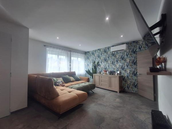 Venez découvrir cette maison entièrement rénovée à neuf sur le quartier Saint-Médard, offrant 135 m² de prestations modernes sur une parcelle de 539 m². Aucun travaux à prévoir : le bien se distingue par la qualité de sa rénovation, son agencement optimisé et son cadre de vie privilégié.

Le rez-de-chaussée propose deux chambres lumineuses, un espace bureau idéal pour le télétravail, ainsi qu’une salle d’eau et un WC. Un niveau pensé pour le confort et la fonctionnalité.

À l’étage, vous profitez d’une pièce de vie spacieuse, climatisée et baignée de lumière, ouverte sur une cuisine moderne.
Ce niveau accueille également une suite parentale élégante, comprenant salle d’eau privative, dressing, et un WC indépendant.

Les extérieurs ont été conçus pour offrir un véritable espace de détente :
- Terrasse d’environ 50 m²
- Cuisine d’été équipée + plancha
- Grande piscine hors sol
- Portillon donnant accès à un chemin pédestre le long d’un cours d’eau

Un garage d’environ 40 m² complète l’ensemble, offrant un vaste volume de stockage ou la possibilité d’un atelier ou également de créer une quatrième chambre.

Une maison clé en main, idéale pour ceux qui recherchent sérénité et prestations haut de gamme.