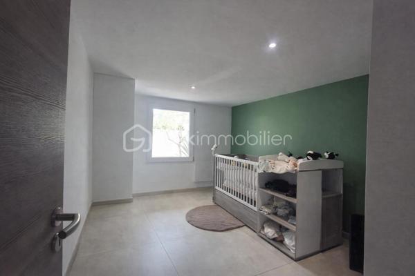 Venez découvrir cette maison entièrement rénovée à neuf sur le quartier Saint-Médard, offrant 135 m² de prestations modernes sur une parcelle de 539 m². Aucun travaux à prévoir : le bien se distingue par la qualité de sa rénovation, son agencement optimisé et son cadre de vie privilégié.

Le rez-de-chaussée propose deux chambres lumineuses, un espace bureau idéal pour le télétravail, ainsi qu’une salle d’eau et un WC. Un niveau pensé pour le confort et la fonctionnalité.

À l’étage, vous profitez d’une pièce de vie spacieuse, climatisée et baignée de lumière, ouverte sur une cuisine moderne.
Ce niveau accueille également une suite parentale élégante, comprenant salle d’eau privative, dressing, et un WC indépendant.

Les extérieurs ont été conçus pour offrir un véritable espace de détente :
- Terrasse d’environ 50 m²
- Cuisine d’été équipée + plancha
- Grande piscine hors sol
- Portillon donnant accès à un chemin pédestre le long d’un cours d’eau

Un garage d’environ 40 m² complète l’ensemble, offrant un vaste volume de stockage ou la possibilité d’un atelier ou également de créer une quatrième chambre.

Une maison clé en main, idéale pour ceux qui recherchent sérénité et prestations haut de gamme.
