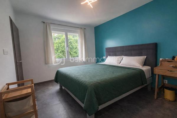 Venez découvrir cette maison entièrement rénovée à neuf sur le quartier Saint-Médard, offrant 135 m² de prestations modernes sur une parcelle de 539 m². Aucun travaux à prévoir : le bien se distingue par la qualité de sa rénovation, son agencement optimisé et son cadre de vie privilégié.

Le rez-de-chaussée propose deux chambres lumineuses, un espace bureau idéal pour le télétravail, ainsi qu’une salle d’eau et un WC. Un niveau pensé pour le confort et la fonctionnalité.

À l’étage, vous profitez d’une pièce de vie spacieuse, climatisée et baignée de lumière, ouverte sur une cuisine moderne.
Ce niveau accueille également une suite parentale élégante, comprenant salle d’eau privative, dressing, et un WC indépendant.

Les extérieurs ont été conçus pour offrir un véritable espace de détente :
- Terrasse d’environ 50 m²
- Cuisine d’été équipée + plancha
- Grande piscine hors sol
- Portillon donnant accès à un chemin pédestre le long d’un cours d’eau

Un garage d’environ 40 m² complète l’ensemble, offrant un vaste volume de stockage ou la possibilité d’un atelier ou également de créer une quatrième chambre.

Une maison clé en main, idéale pour ceux qui recherchent sérénité et prestations haut de gamme.