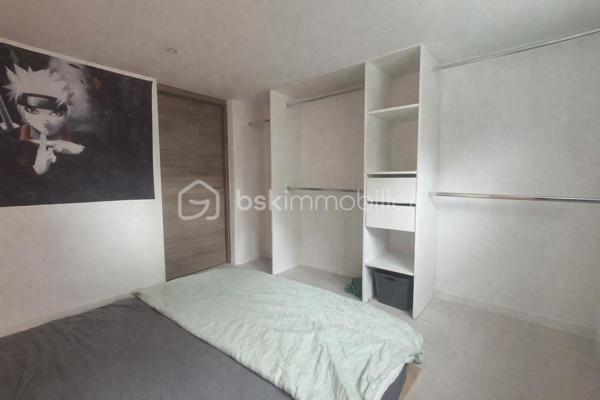 Venez découvrir cette maison entièrement rénovée à neuf sur le quartier Saint-Médard, offrant 135 m² de prestations modernes sur une parcelle de 539 m². Aucun travaux à prévoir : le bien se distingue par la qualité de sa rénovation, son agencement optimisé et son cadre de vie privilégié.

Le rez-de-chaussée propose deux chambres lumineuses, un espace bureau idéal pour le télétravail, ainsi qu’une salle d’eau et un WC. Un niveau pensé pour le confort et la fonctionnalité.

À l’étage, vous profitez d’une pièce de vie spacieuse, climatisée et baignée de lumière, ouverte sur une cuisine moderne.
Ce niveau accueille également une suite parentale élégante, comprenant salle d’eau privative, dressing, et un WC indépendant.

Les extérieurs ont été conçus pour offrir un véritable espace de détente :
- Terrasse d’environ 50 m²
- Cuisine d’été équipée + plancha
- Grande piscine hors sol
- Portillon donnant accès à un chemin pédestre le long d’un cours d’eau

Un garage d’environ 40 m² complète l’ensemble, offrant un vaste volume de stockage ou la possibilité d’un atelier ou également de créer une quatrième chambre.

Une maison clé en main, idéale pour ceux qui recherchent sérénité et prestations haut de gamme.