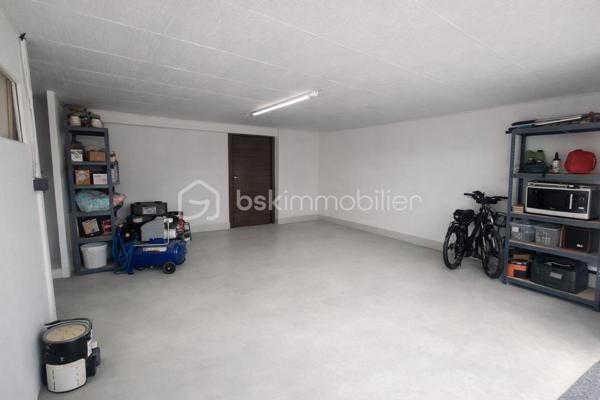Venez découvrir cette maison entièrement rénovée à neuf sur le quartier Saint-Médard, offrant 135 m² de prestations modernes sur une parcelle de 539 m². Aucun travaux à prévoir : le bien se distingue par la qualité de sa rénovation, son agencement optimisé et son cadre de vie privilégié.

Le rez-de-chaussée propose deux chambres lumineuses, un espace bureau idéal pour le télétravail, ainsi qu’une salle d’eau et un WC. Un niveau pensé pour le confort et la fonctionnalité.

À l’étage, vous profitez d’une pièce de vie spacieuse, climatisée et baignée de lumière, ouverte sur une cuisine moderne.
Ce niveau accueille également une suite parentale élégante, comprenant salle d’eau privative, dressing, et un WC indépendant.

Les extérieurs ont été conçus pour offrir un véritable espace de détente :
- Terrasse d’environ 50 m²
- Cuisine d’été équipée + plancha
- Grande piscine hors sol
- Portillon donnant accès à un chemin pédestre le long d’un cours d’eau

Un garage d’environ 40 m² complète l’ensemble, offrant un vaste volume de stockage ou la possibilité d’un atelier ou également de créer une quatrième chambre.

Une maison clé en main, idéale pour ceux qui recherchent sérénité et prestations haut de gamme.