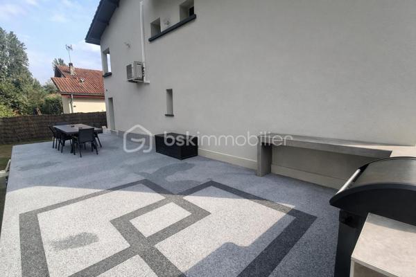 Venez découvrir cette maison entièrement rénovée à neuf sur le quartier Saint-Médard, offrant 135 m² de prestations modernes sur une parcelle de 539 m². Aucun travaux à prévoir : le bien se distingue par la qualité de sa rénovation, son agencement optimisé et son cadre de vie privilégié.

Le rez-de-chaussée propose deux chambres lumineuses, un espace bureau idéal pour le télétravail, ainsi qu’une salle d’eau et un WC. Un niveau pensé pour le confort et la fonctionnalité.

À l’étage, vous profitez d’une pièce de vie spacieuse, climatisée et baignée de lumière, ouverte sur une cuisine moderne.
Ce niveau accueille également une suite parentale élégante, comprenant salle d’eau privative, dressing, et un WC indépendant.

Les extérieurs ont été conçus pour offrir un véritable espace de détente :
- Terrasse d’environ 50 m²
- Cuisine d’été équipée + plancha
- Grande piscine hors sol
- Portillon donnant accès à un chemin pédestre le long d’un cours d’eau

Un garage d’environ 40 m² complète l’ensemble, offrant un vaste volume de stockage ou la possibilité d’un atelier ou également de créer une quatrième chambre.

Une maison clé en main, idéale pour ceux qui recherchent sérénité et prestations haut de gamme.