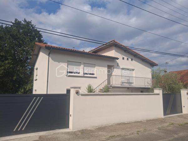 Venez découvrir cette maison entièrement rénovée à neuf sur le quartier Saint-Médard, offrant 135 m² de prestations modernes sur une parcelle de 539 m². Aucun travaux à prévoir : le bien se distingue par la qualité de sa rénovation, son agencement optimisé et son cadre de vie privilégié.

Le rez-de-chaussée propose deux chambres lumineuses, un espace bureau idéal pour le télétravail, ainsi qu’une salle d’eau et un WC. Un niveau pensé pour le confort et la fonctionnalité.

À l’étage, vous profitez d’une pièce de vie spacieuse, climatisée et baignée de lumière, ouverte sur une cuisine moderne.
Ce niveau accueille également une suite parentale élégante, comprenant salle d’eau privative, dressing, et un WC indépendant.

Les extérieurs ont été conçus pour offrir un véritable espace de détente :
- Terrasse d’environ 50 m²
- Cuisine d’été équipée + plancha
- Grande piscine hors sol
- Portillon donnant accès à un chemin pédestre le long d’un cours d’eau

Un garage d’environ 40 m² complète l’ensemble, offrant un vaste volume de stockage ou la possibilité d’un atelier ou également de créer une quatrième chambre.

Une maison clé en main, idéale pour ceux qui recherchent sérénité et prestations haut de gamme.