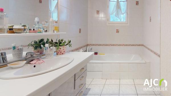 Savonnières (37510) Maison avec jardin intimiste et boisé