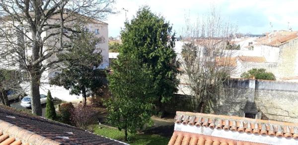 LUCON COEUR DE VILLE APPARTEMENT RENOVE 50M²/1 CHAMBRE CHARGES COMPRISES AVEC VUE PANORAMIQUE