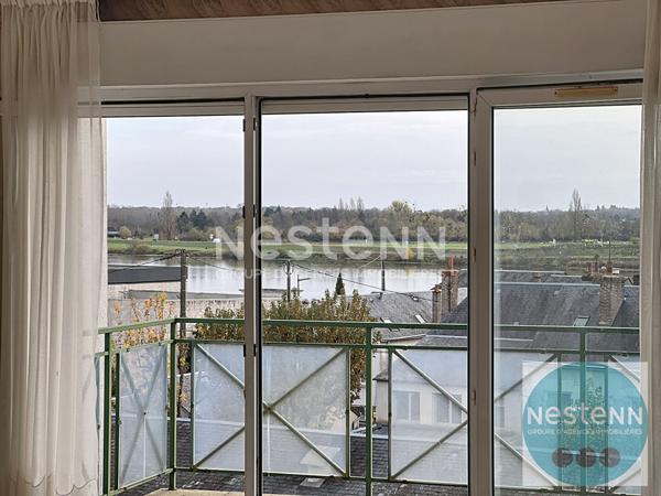 Au coeur de Blois Bel appartement avec terrasse plein sud, séjour spacieux, 3 chambres, cuisine équipée, garage et place de parking. Proche commerces, université et hôpital.