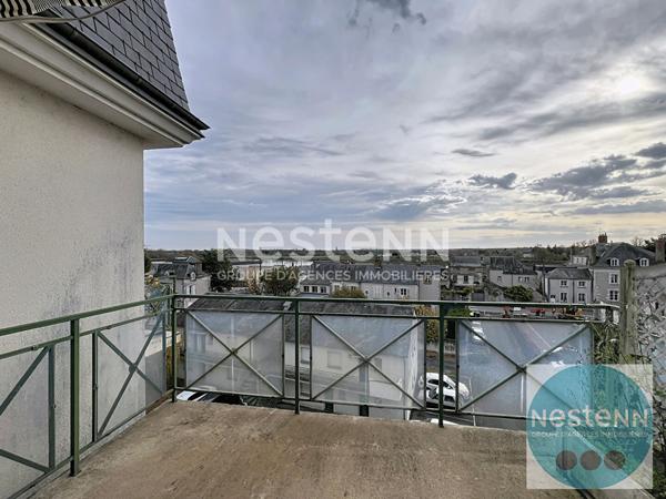 Au coeur de Blois Bel appartement avec terrasse plein sud, séjour spacieux, 3 chambres, cuisine équipée, garage et place de parking. Proche commerces, université et hôpital.