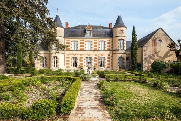 Château rénové avec piscine aux portes de Poitiers