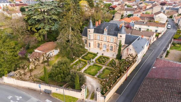 Château rénové avec piscine aux portes de Poitiers