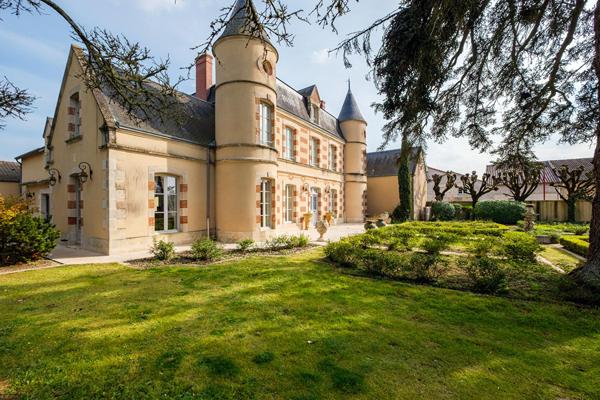Château rénové avec piscine aux portes de Poitiers