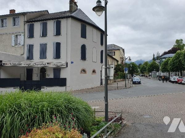 Maison (chambre d'hôte) de 200 m², en plein centre-ville de BAGNERES-DE-BIGORRE  proche des Thermes.