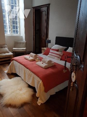 Maison (chambre d'hôte) de 200 m², en plein centre-ville de BAGNERES-DE-BIGORRE  proche des Thermes.