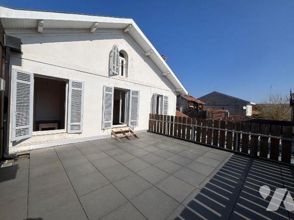 DUPLEX de charme idéalement situé à d'Andernos les bains, dans un environnement privilégié à de...
