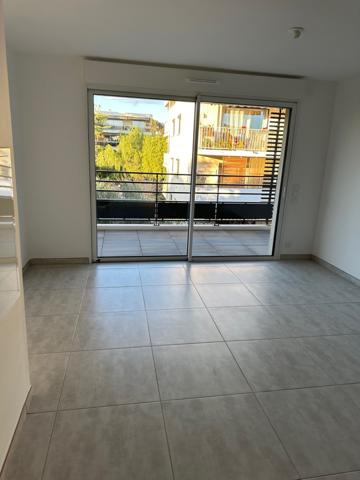 Loue appartement de type 2 dans copropriété de standing