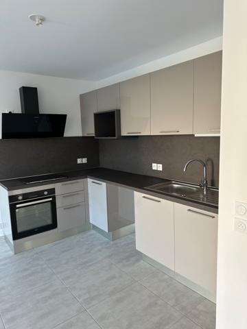 Loue appartement de type 2 dans copropriété de standing