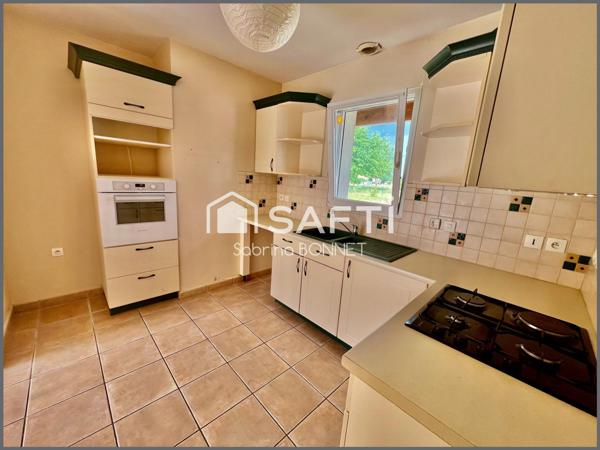 5 minutes à pied de la gare et des commerces.