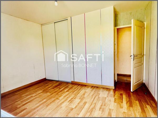 5 minutes à pied de la gare et des commerces.