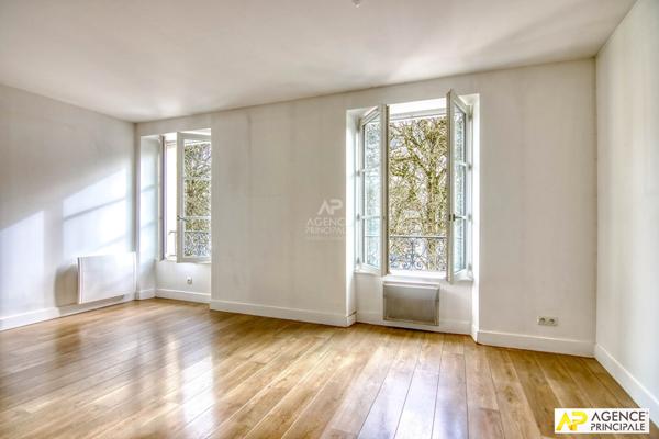 Versailles Notre-Dame Boulevard de la Reine Appartement duplex 4 pièces de 94m² au sol situé au 1er et dernier étage avec cave €595 000 ** - Référence 27552