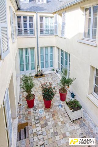 Versailles Notre-Dame Boulevard de la Reine Appartement duplex 4 pièces de 94m² au sol situé au 1er et dernier étage avec cave €595 000 ** - Référence 27552