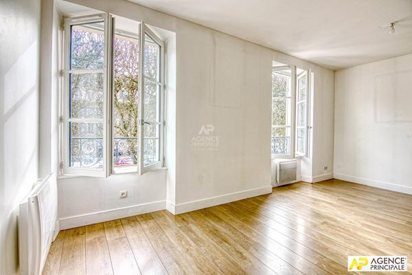 Versailles Notre-Dame Boulevard de la Reine Appartement duplex 4 pièces de 94m² au sol situé au 1er et dernier étage avec cave €595 000 ** - Référence 27552