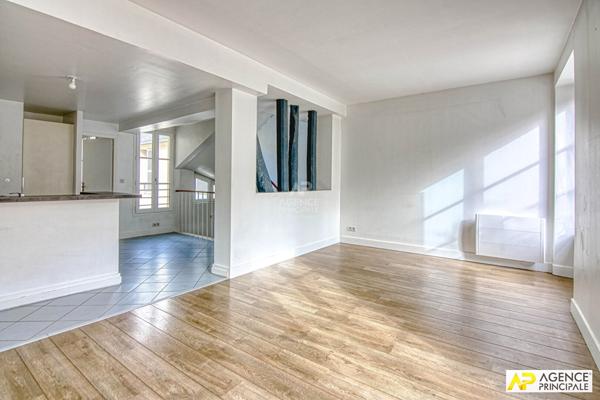 Versailles Notre-Dame Boulevard de la Reine Appartement duplex 4 pièces de 94m² au sol situé au 1er et dernier étage avec cave €595 000 ** - Référence 27552