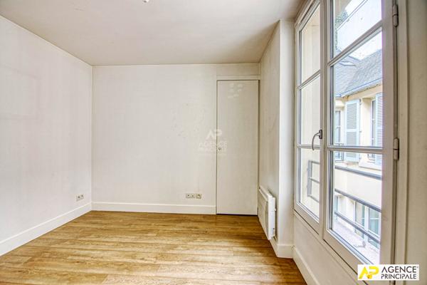 Versailles Notre-Dame Boulevard de la Reine Appartement duplex 4 pièces de 94m² au sol situé au 1er et dernier étage avec cave €595 000 ** - Référence 27552