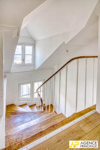 Versailles Notre-Dame Boulevard de la Reine Appartement duplex 4 pièces de 94m² au sol situé au 1er et dernier étage avec cave €595 000 ** - Référence 27552